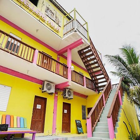 Hostel Travellers Palm Backpackers Caye Caulker Exterior foto
