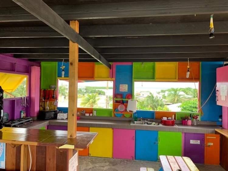 Hostel Travellers Palm Backpackers Caye Caulker Exterior foto