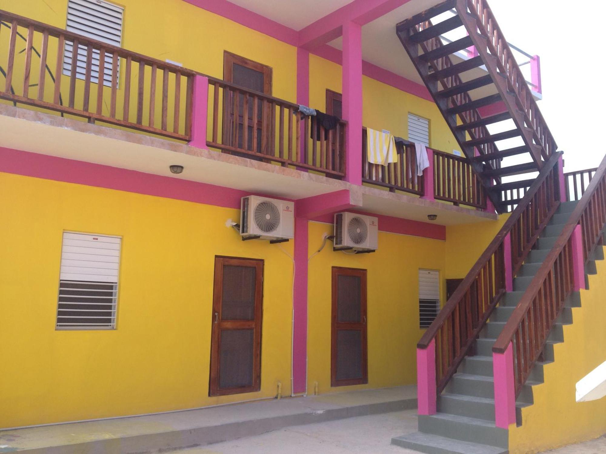 Hostel Travellers Palm Backpackers Caye Caulker Exterior foto