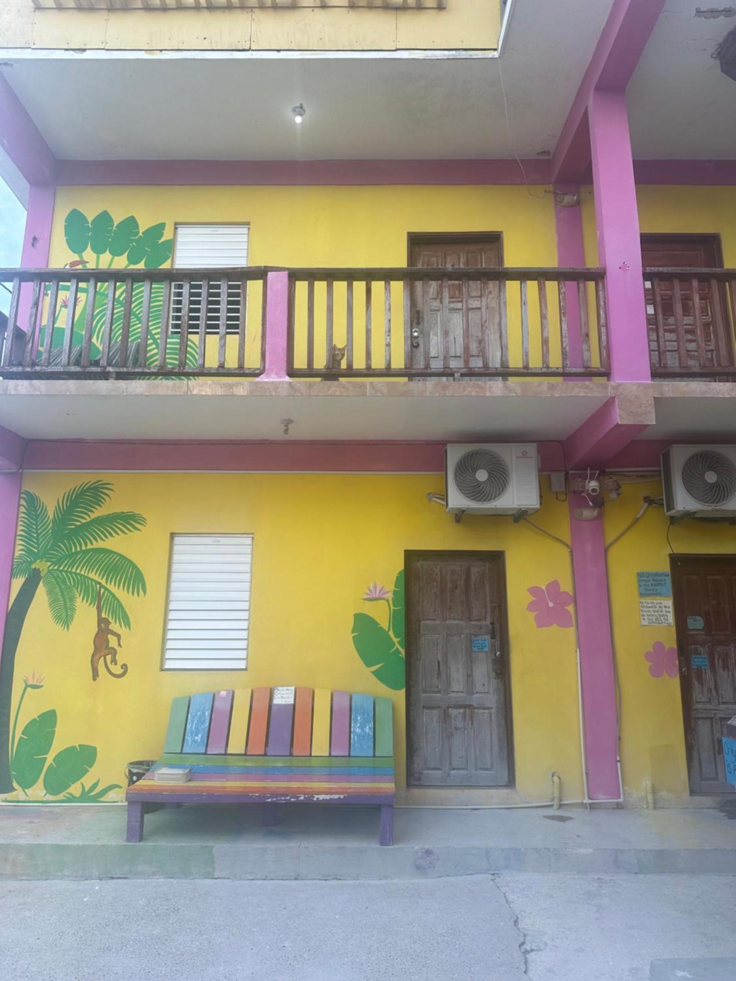 Hostel Travellers Palm Backpackers Caye Caulker Exterior foto
