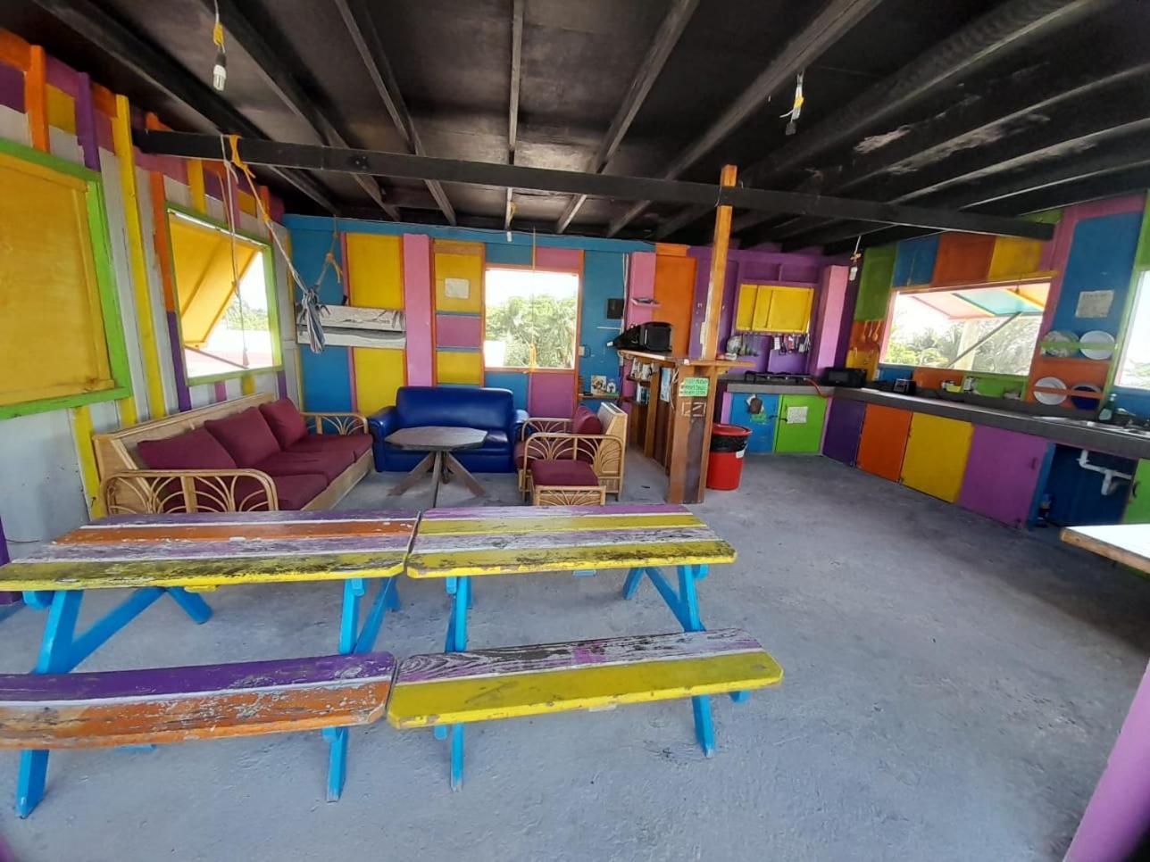 Hostel Travellers Palm Backpackers Caye Caulker Exterior foto