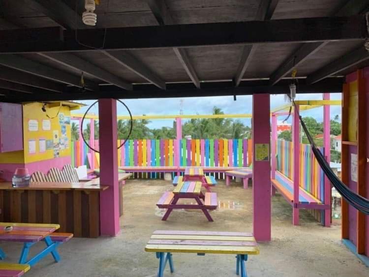 Hostel Travellers Palm Backpackers Caye Caulker Exterior foto